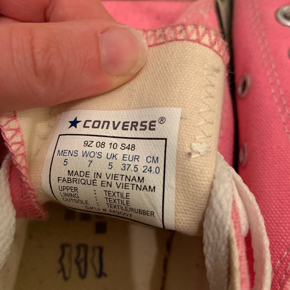 Size 7 Women’s Pink Converse - Picture 3 of 3